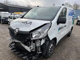 damaged passenger cars Renault Trafic 1.6 DCI 2018/3
