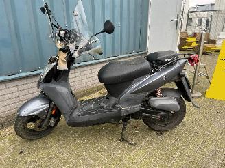 Vaurioauto  scooters Kymco  Snorscooter Agility 10\" BJ 2006 13984 KM 2006/5