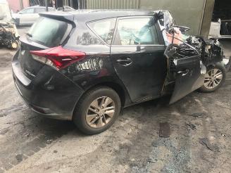 uszkodzony samochody osobowe Toyota Auris HYBRIDE -BENZINE  - 1800CC  - AUTOMAAT 2016/1