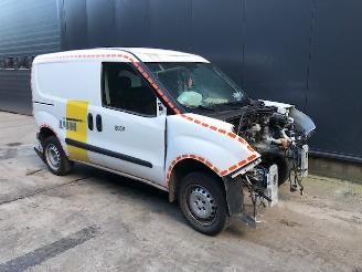 Damaged car Opel Combo Van 2012 / 2018 1.3 CDTI 16V ecoFlex Bestel  Diesel 1.248cc 66kW (90pk) FWD 2014/1