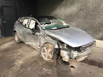 uszkodzony samochody osobowe Volvo V-40 (MV) Hatchback 5-drs 2018 2.0 D2 16V Hatchback 4Dr Diesel 1.969cc 88kW (120pk) FWD 2018/10